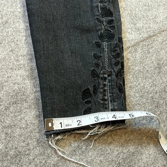 Levi's 711 Skinny  in Washed Black, Size 26. Great Leg Detail! - Picture 6 of 11